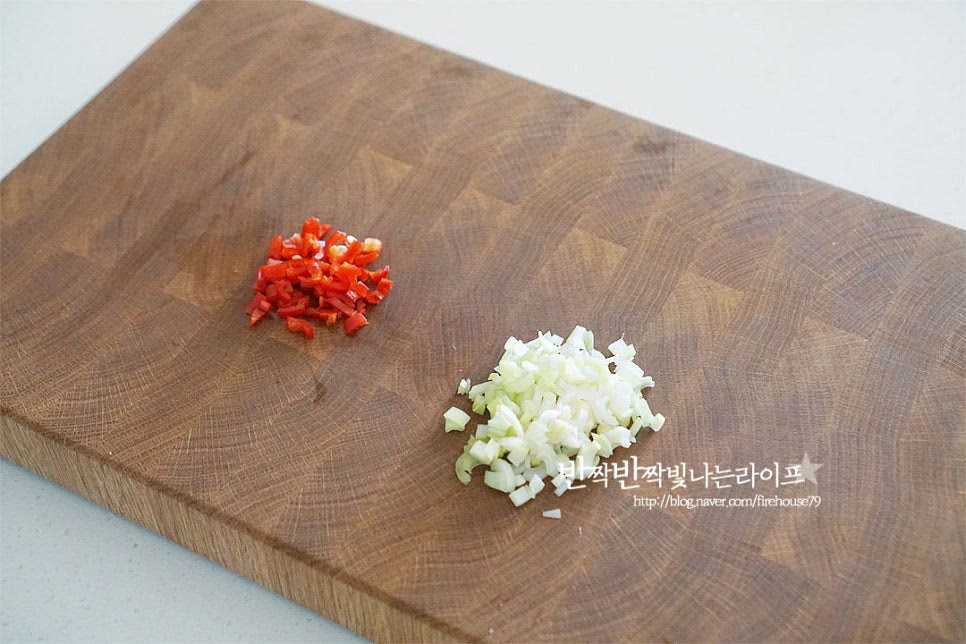 대파는 흰 부분 위주로 잘게 다져주고 홍고추는 가운데 씨와 속을 제거하고 잘게 썰어줍니다. 홍고추는 색과 은은한 향을 더해주는데 입맛에 따라 생략 가능합니다. 넉넉한 크기의 볼에 된장 2/3 큰 술, 고추장 1 작은 술 간 마늘 1 작은 술, 매실액 1 작은 술 들기름 1 큰 술, 대파와 고추를 넣어줍니다. 들기름 대신 참기름을 넣어도 좋으며 된장의 짠맛 염도에 따라 양을 조절해 주면 됩니다. (저는 집된장으로 요리했어요.) 고추장과 매실액이 들어가 감칠맛이 조금 더 풍성해요. 서로 어우러지도록 섞어줍니다. 간에 따라 양념을 입맛에 맞게 조절해 주세요.