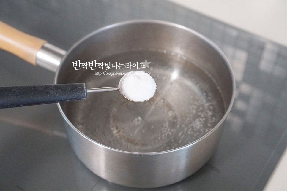 부드럽고 연한 것은 생채 그대로 무침을 해도 되지만 살짝 데쳐서 먹음 식감이 더 부드러워요. 냄비에 잠길 정도로 물을 붓고 끓으면 소금 1 작은 술을 넣어줍니다. 소금을 넣으면 녹색이 더 선명해집니다. 뚜껑을 연채로 30~40초 가볍게 데쳐줍니다. 오래 데칠 필요 없이 숨이 죽으면 건져내어 찬물에 헹구어 물기를 털어줍니다. 그래야 향긋함도 날아가지 않고 색도 선명해요. 물기를 적당히 제거한 뒤 한입에 집어먹기 좋게 잘라줍니다.