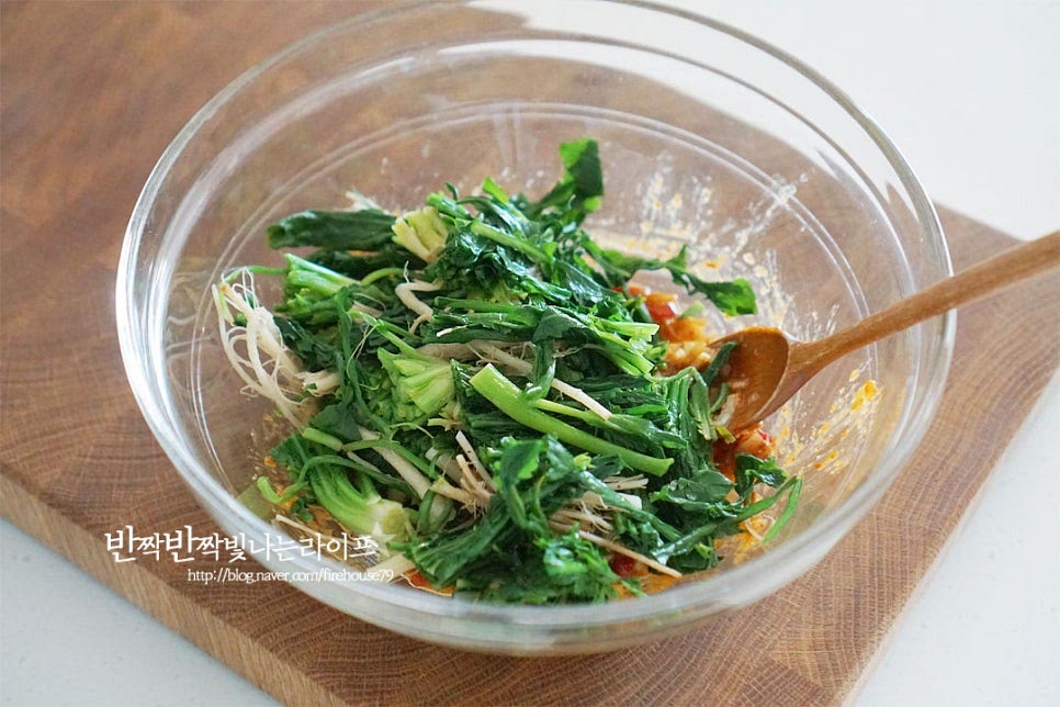 데친 냉이를 넣고 조물조물 무쳐줍니다. 향긋함에 구수한 양념소스가 어우러져 맛있게 완성된답니다. 통깨를 뿌려 마무리해 줍니다. 푸짐하게 담아내면 먹음직스러워요. 재료 본연의 향긋함이 된장+고추장의 구수한 감칠맛에 버무려지면서 더욱 맛있게 맛볼 수 있답니다. 액젓이나 국간장으로 간을 하기도 하지만 구수한 풍미를 더하면 또 별미에요. 영상도 같이 담았어요. 냉이는 뿌리부분까지 다듬어 손질한 뒤 향이 날아가지 않도록 살짝 데쳐 찬물에 헹구고 양념에 버무려 맛있게 완성해줍니다. 냉이무침 만드는 법 향긋한 나물반찬 맛깔나게 요리해드세요. 끄읕 !