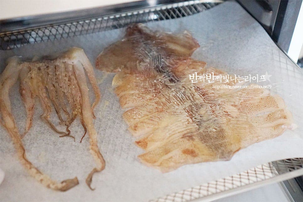 반건조오징어 버터구이 에어프라이어로 구워요. 앞서 말한 것처럼 팬에 구워주셔도 좋아요. 에프 180도 5분 정도 굽다가 뒤집어 3~5분 구워줍니다. 기기의 사양에 따라 시간과 온도는 조절해 주세요. 노릇노릇 구워지면 마요소스와 곁들여 드시면 됩니다. 고소한 풍미 더해서 구워주면 냄새부터 입맛을 자극하는 것 같아요~ 영상도 같이 담았어요. 결대로 찢어보면 오동통하게 구워진 모습에 절로 손이 움직는데요. 한입 씹어먹어보면 탱글 하면서 부드럽고 쫄깃한 감칠맛에 가득해요. 입이 심심할 때 먹음 순삭 해버리는 맛이에요. 버터구이오징어 맛있게 구워 드세요^^ 끄읕 !