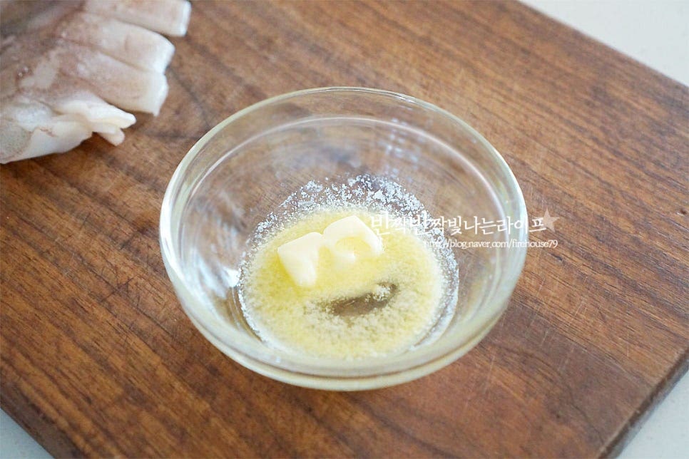 버터만 곁들여 주셔도 좋지만 올리고당 약간 더해주면 감칠맛이 더 풍부해져요. 버터와 올리고당을 섞어줍니다. 그렇다고 올리고당을 너무 많이 넣으면 단맛이 강해지니 약간만 더해주세요. 기호에 따라 다진 마늘 넣어도 좋고요. 버터가 차갑다면 전자레인지 20초 정도 돌려주세요. 소스를 고르게 발라줍니다.