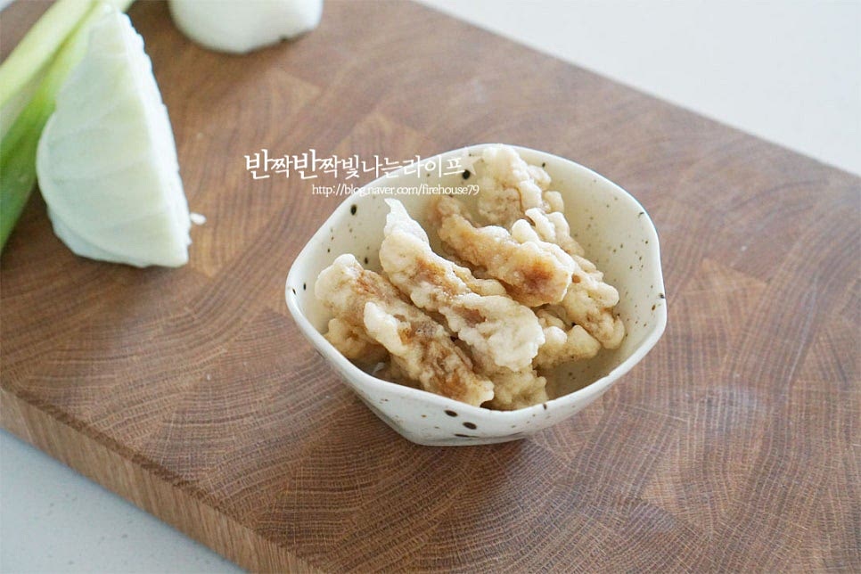 남은 탕수육은 1컵 정도 준비해 주었는데요. 애매하게 먹고 남은 것이 있을 때 라면과 같이 요리하기 좋아요. 매콤 칼칼한 국물에 튀긴 재료가 어우러져 고소한 풍미를 더해주는 맛이라 좋아하는 만큼 넉넉하게 넣어도 될 것 같습니다. 양배추는 한입에 집어먹기 좋게 길게 채 썰고, 고추와 대파는 송송 썰어줍니다. 매운맛에 따라 고추를 넣어주면 된답니다. 아삭아삭한 양배추의 달큰한 식감과 맛이 라면에 들어가면 꽤 잘 어울린답니다.