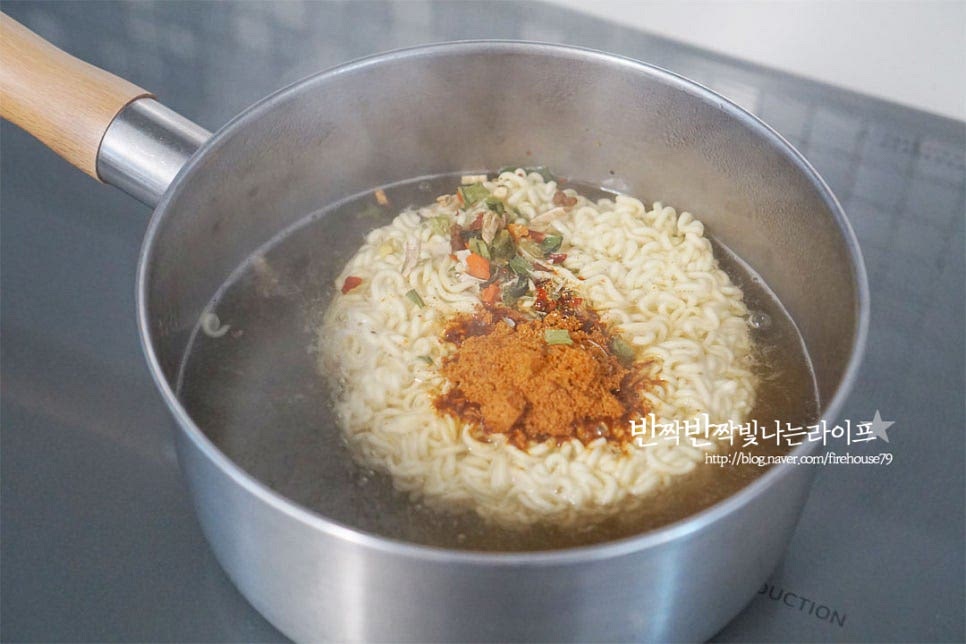 냄비에 물 700ml를 부어줍니다. 양념을 넣고 간을 맞추어줄 것이라 기본 라면 조리법에 비해 물이 조금 많은 편입니다. 물이 끓으면 면과 스프를 넣어줍니다. 면발이 풀어지면 양념을 넣어줍니다. 간에 따라 양을 조절하여 넣어주세요. 양배추도 함께 넣어줍니다. 대파와 고추, 계란을 풀어 넣고 탕수육도 넣어 마무리 완성합니다. 탕수육이 들어가면 구수한 풍미를 더해 매콤함이 더 깊은 맛이 나요. 먹음직스러워 보이도록 푸짐하게 담아 완성해요. 빨간 국물 색 만큼이나 매콤 칼칼하면서 돼지고기 탕수육의 고소함이 섞여 또 다른 맛을 즐길 수 있어요. 기본 라면 조리법에서 양념장과 탕수육이 들어가 이색적인 메뉴가 되었는데요. 양배추나 고추 같은 재료를 입맛에 맞게 넣으면 더욱 맛있게 요리할 수 있답니다. 강식당 탕수육 라면 레시피로 남은탕수육 요리 별미로 즐겨보세요. 끄읕 !