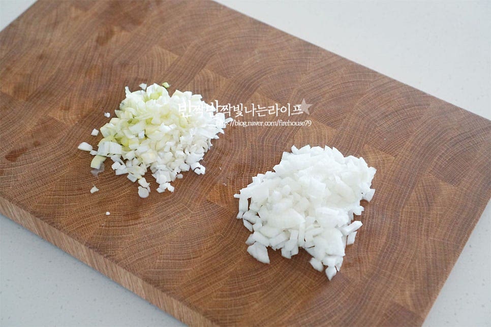 강식당 탕수육 라면은 양념다대기를 만들어 넣고 매콤한 맛을 살려주는데요. 방송에 나온 양은 조금 넉넉한 편이라 비율에 맞게 조절하여 준비했습니다. 다진 양파 1 : 다진 대 파 1 : 간 마늘 1/2 비율로 재료를 준비해 주면 됩니다. 팬에 양파와 대파, 마늘을 넣고 자작하게 잠기는 정도로 식용유를 넣어줍니다. 재료의 수분을 날려 볶아 향미를 살린 뒤 불을 끈 뒤 고춧가루를 넣고 잔열로 볶아줍니다. 고춧가루는 타기 쉬우므로 불을 끄고 풀어가며 고추기름을 내어주었습니다. 조금 넉넉한 양으로 꼭 탕수육을 넣은 레시피가 아니더라도 매운맛이 생각날 때 넣어 먹음 잘 어울립니다.