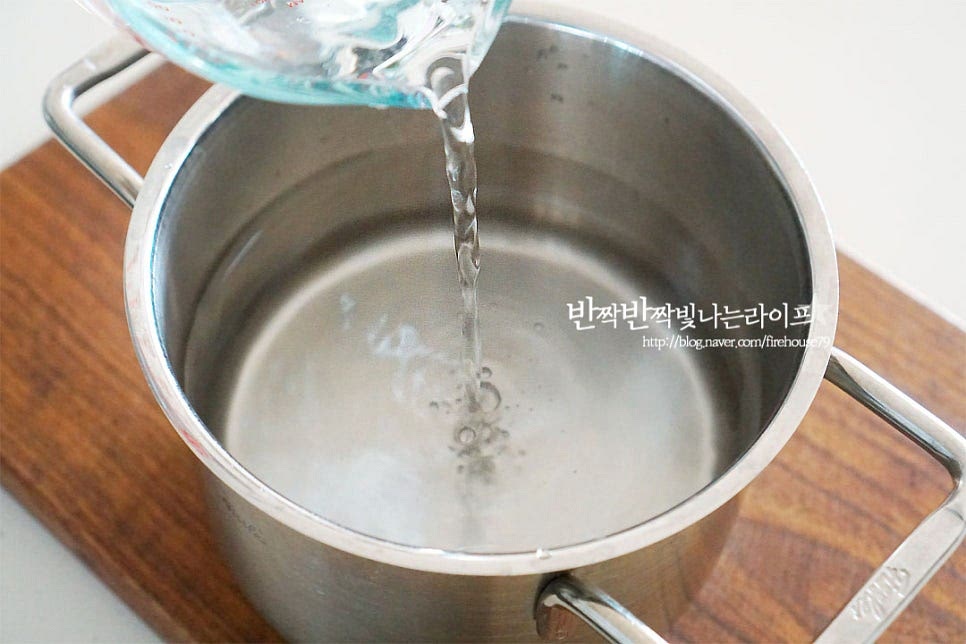 소금물을 끓여 식혀줄 것이라 먼저 물과 소금을 넣고 끓여줍니다. 냄비에 물 1L 부어줍니다. 간수 뺀 천일염을 100~120ml 정도 부어요. 소금은 조금 더 들어가는 건 괜찮지만 너무 적게 넣으면 맛있게 삭혀지지않아요. 바글바글 끓여 소금을 녹여줍니다. 뜨거울 때 부어주는 게 아니라 60도 정도로 미지근하게 식었을 때 고추와 같이 넣어줄 것이라 팔팔 끓인 뒤 한 김 식혀둡니다.