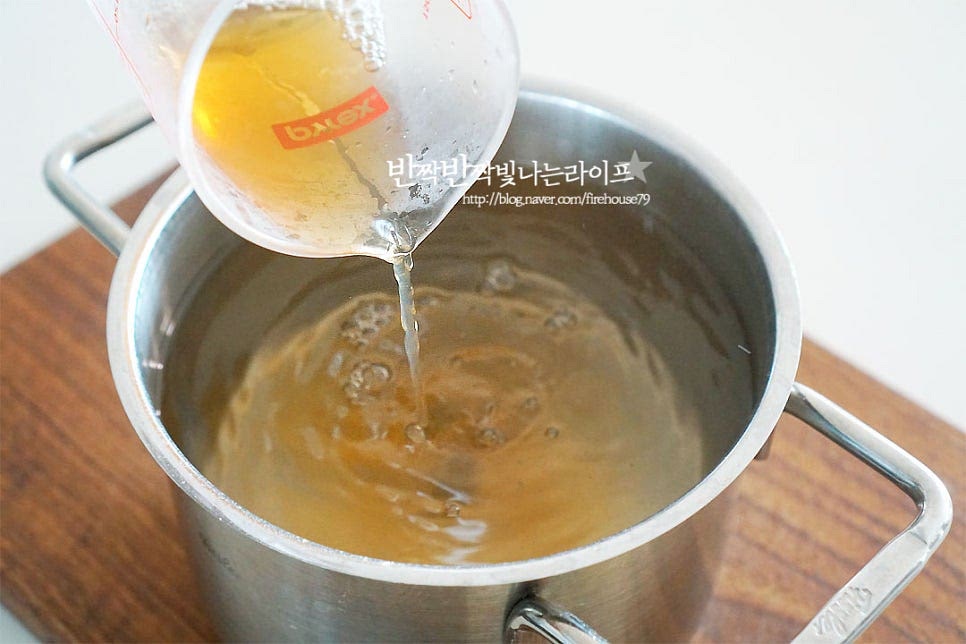 미지근하게 식은 소금물에 식초와 소주는 넣어 주어요. 식초를 넣어주면 골마지가 생기는 것도 방지해 주고 색도 더 곱게 노랗게 만들어져요. 가볍게 섞어줍니다.