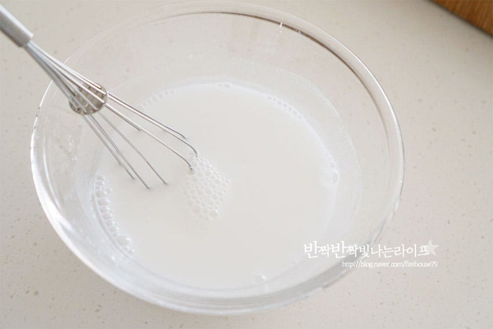 호박죽을 끓일 때 불린 찹쌀 또는 맵쌀을 넣기도 하는데 부드럽고 간단한 찹쌀가루를 활용해 만들어 줄 것입니다. 물 100ml에 찹쌀가루 2 큰 술 소복이 넣고 덩어리 없이 잘 풀어 섞어 준비해둡니다.