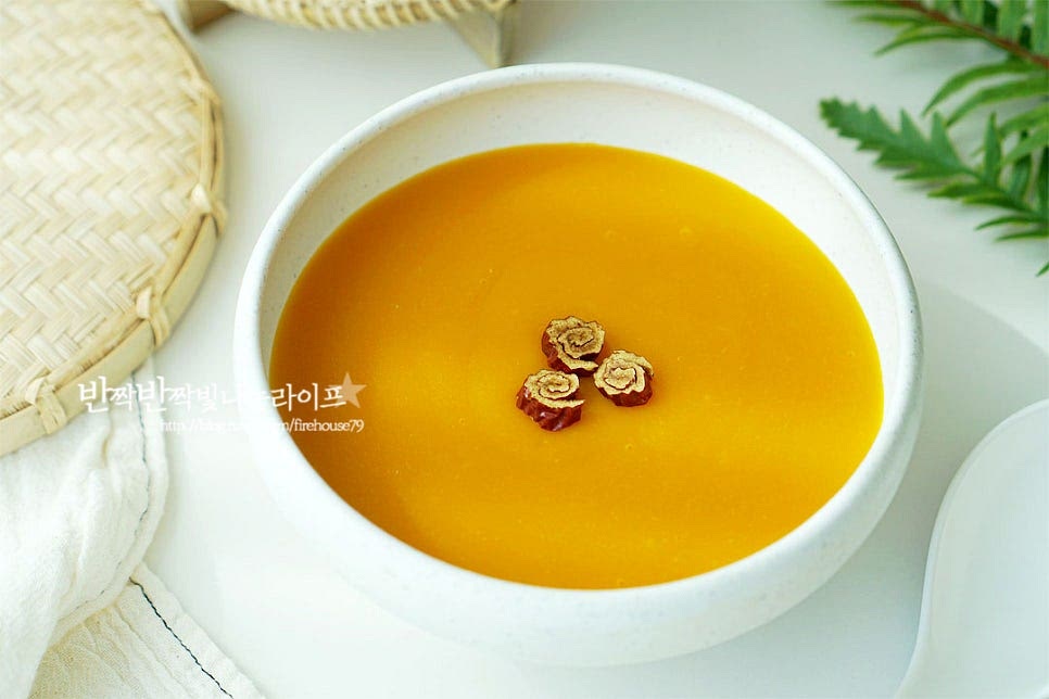 그릇에 푸짐하게 담아 대추말이를 올려 마무리합니다. 대추나 잣, 견과류를 올리면 먹음직스럽습니다. 찹쌀가루로 단호박죽 만들기 완성입니다. 영상도 같이 담았어요. 먹을만큼 바로 먹고 소분하여 드실 때는 밀폐용기에 담아 냉장 또는 냉동 보관해줍니다. 재료 본연의 단맛이 깊어 껍질을 벗겨 손질한 뒤 끓이면 달콤하고 부드러워 먹기도 좋고 속까지 든든합니다. 단호박죽 만들기 레시피를 참고하여 맛있게 만들어드세요. 끄읕 !