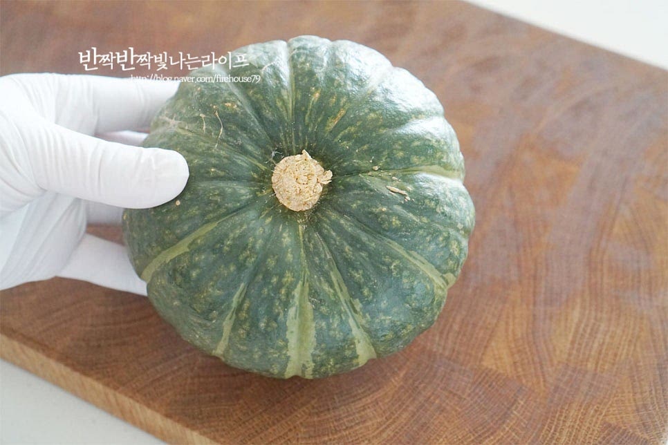 미니 단호박 1개로 죽을 끓이면 넉넉한 2그릇 정도 양이 만들어져 한 끼 든든하게 챙겨 먹기 좋습니다. 작은 크기지만 파근하고 당도가 높아 재료 본연의 맛을 진하게 맛볼 수 있어요. 베이킹소다 1 큰 술로 껍질을 문질러 준 뒤 잠길 정도로 물을 부어 5분 정도 두었다가 다시 꼼꼼하게 헹구어 씻어줍니다. 베이킹소다 대신 식초로 대체 가능합니다. 세척 후 물기를 제거하고 꼭지를 중심으로 반으로 잘라 가운데 씨와 속을 긁어 제거해 줍니다. 크기에 따라 큰 것은 손질하기 쉽도록 전자레인지에 40초 정도 돌린 뒤 잘라주면 수월합니다. 6~8등분으로 자른 뒤 껍질을 제거해 준 뒤 한 입 크기 정도로 썰어줍니다. 잘게 썰어서 끓이면 조리시간이 줄어듭니다.