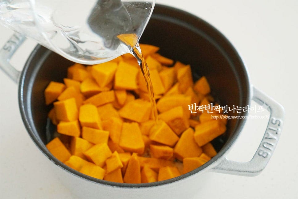 냄비에 손질하여 썰어둔 단호박과 물 300ml 정도를 부어줍니다. 재료가 자작하게 잠기는 정도로 물을 부어주었는데 냄비의 종류나 화력에 따라 물의 양은 조절하여 주세요. 불 위에 올리고 센 불로 먼저 끓입니다. 끓어오르면 중불로 낮추고 뚜껑을 덮어 8~10분 정도 끓여 익혀줍니다. 10분 정도 끓이니 부드럽게 풀어질 정도로 익었습니다. 불을 끄고 블렌더로 곱게 갈아줍니다. 부드러운 상태라 으깨어 끓이셔도 되며 부드러운 식감으로 만들고 싶다면 저와 같이 갈아주면 됩니다. 다시 약불로 켜고 눌어붙지 않게 저어줍니다. 적당하게 걸쭉한 상태입니다. 이제부터는 계속 저어가며 끓여주셔야 합니다. 미리 섞어둔 찹쌀가루물을 천천히 부어가며 섞어줍니다. 뭉치 지지 않도록 주걱으로 저어가며 부어주면 됩니다. 끓으면서 튀어 오를 수 있으니 불을 조절해서 끓입니다. 찹쌀이 익고 농도가 걸쭉하게 조절되면 황설탕 1 큰 술, 소금 1/3 작은 술을 넣고 간을 맞추어줍니다. 맛있게 숙성된 것이라 단맛이 깊어서 설탕과 소금 약간만 넣어도 감칠맛이 풍부합니다. 소금을 같이 넣으면 단맛 감칠맛이 더 깊어집니다. 간을 맞춘 뒤 저어서 어우러지면 불을 끄고 마무리합니다. 뜨거울 때 보다 한 김 식으면 농도가 더 걸쭉해지고 단맛도 더 진해집니다.