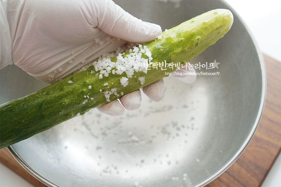 오이는 굵은소금으로 문질러 깨끗하게 세척하여 줍니다. 반으로 가른 뒤 어슷 썰어 재료의 크기 밸런스를 맞추어 줍니다. 설탕 1/2 큰 술, 소금 약간 넣어줍니다. 가볍게 버무려 준 뒤 소금과 설탕이 녹아 절여지면 물기를 짜줍니다. 밑간을 한 뒤 같이 버무려주면 간이 되어 새콤달콤 맛도 좋고 수분을 정돈하여 주어 식감도 좋고 물이 생기지 않아요.