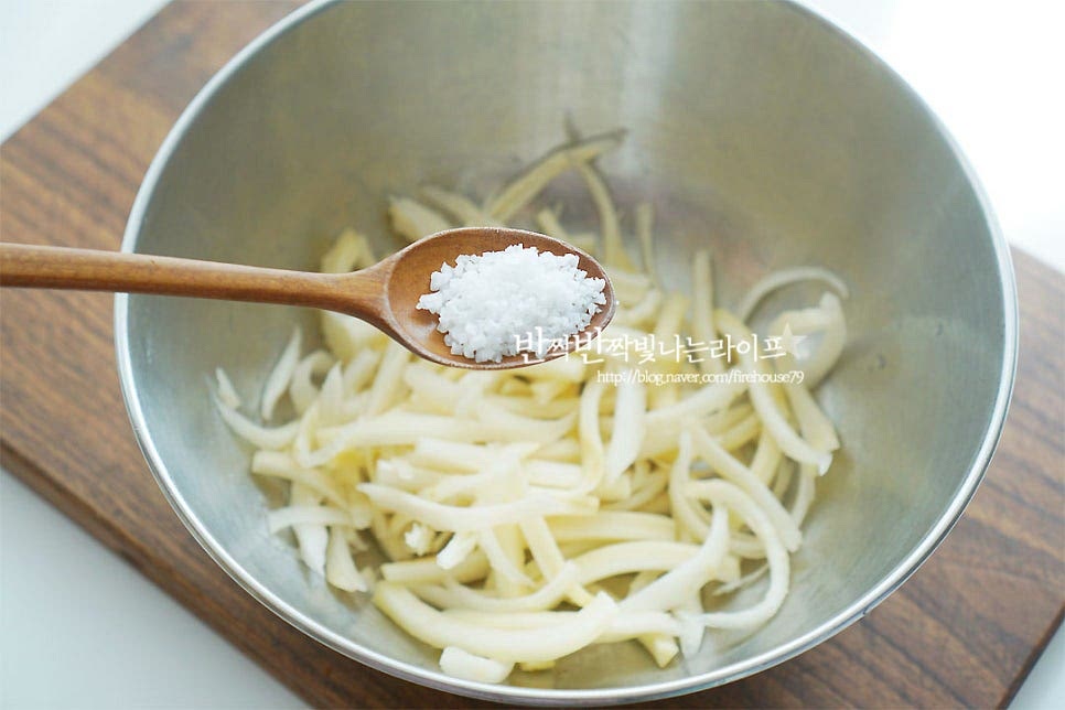 도라지쓴맛제거 팁~ 특유의 쓴맛은 손질할 때 소금, 설탕을 넣고 바락바락 문질러주면 되는데요. 보통은 굵은소금만 넣어도 되는데 새콤달콤 초무침 양념으로 만들어 줄 것이라 설탕도 같이 넣고 손질하여 주었어요^^ 촉촉하게 물기가 있는 상태에 굵은소금 2/3 큰 술, 설탕 2/3 큰 술 넣고 바락바락 문질러줍니다. 3~5분 정도 넉넉하게 문질러준 뒤 찬물에 헹구어 줍니다. 물기를 꼬옥 짠 뒤 체에 밭쳐 준비해둡니다.