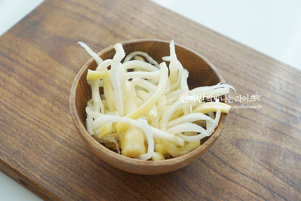 손질된 국산도라지를 준비했어요. 이런 나물 종류는 국산이 확실히 향이 더 진하고 맛이 좋은 것 같아요~ 한입에 먹기 좋도록 5~6cm 길이로 손질하여 줍니다. 굵은 건 칼집을 넣어 잘라주고요.