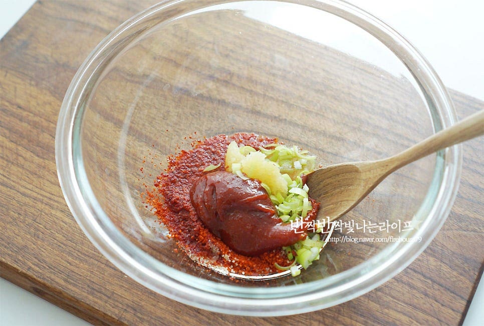 양념재료를 넣고 섞어줍니다. 고춧가루 2 큰 술, 고추장 1 큰 술 매실액 1 큰 술, 다진 마늘 2/3 큰 술 식초 1½ 큰 술, 황설탕 1½ 큰 술 참치액 1/2 큰 술, 다진 파 1 큰 술 물엿 2/3 큰 술 넣어줍니다. 바로 먹을 것은 물엿 생략 가능해요. 재료를 섞어 간을 본 뒤 입맛에 맞게 간을 조절해 주세요. 고춧가루와 고추장이 같이 들어가 감칠맛이 더 맛있답니다~