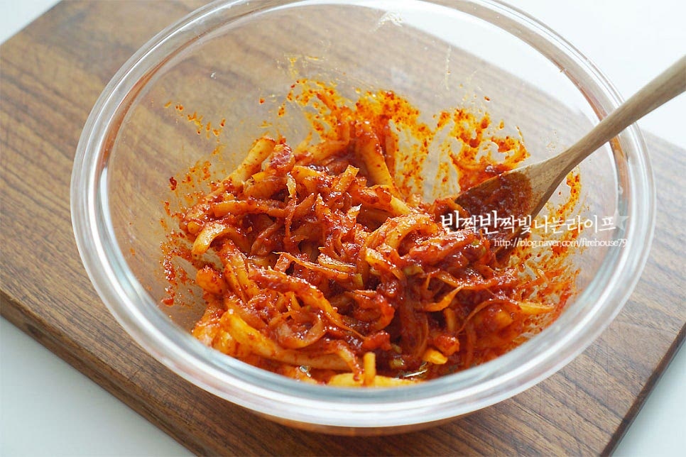 도라지를 먼저 넣고 무침해요. 절인 재료도 같이 넣어줍니다. 양념이 골고루 어우러지도록 버무려줍니다. 조물조물 무쳐준 뒤 기호에 따라 참기름, 통깨 약간 넣어 고소한 풍미를 더해줍니다. 빨간 색감이 절로 입맛을 자극하죠~ 새콤달콤한 맛과 쌉싸름한 맛의 조합 오독오독 씹히는 식감까지 은근 인기 많은 반찬이랍니다. 영상을 같이 보시면 만드시는 데 도움이 되실 거예요. 두 가지를 같이 집어먹음 식감도 맛도 배로 맛깔나답니다. 입맛이 확 살아나는 기분이에요. 도라지무침 식탁 위가 산뜻해지는 반찬이죠. 한입 두입 계속 먹게 되는 매력덩어리랍니다. 맛있게 만들어 드세요^^ 끄읕 !