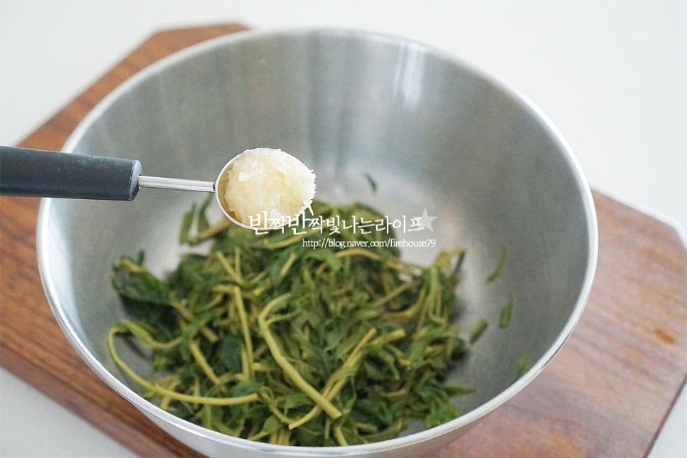 간단한 양념재료에 무쳐주는데요. 고추장이나 된장으로 만들어 먹곤 하는데 보통 우리 지역 쪽에서는 고추장을 곁들여 먹곤 해요. 고추장 1 큰 술 듬뿍, 매실액 1 작은 술 간장 1 작은 술, 다진 마늘 1 작은 술 조청 1 큰 술을 넣어줍니다. 단맛 정도에 따라 조청은 가감하여 주어요. 조물조물 무쳐줍니다. 재료 본연의 향이 강한 편이라 취향껏 참기름, 통깨를 곁들여 드시면 됩니다. 먹기 좋게 그릇에 담아줍니다. 손질을 하다 보면 독특한 향이 정말 강하게 느껴지는데요. 데쳐서 양념에 무쳐내면 향이 양념과 어우러져 또 달라요. 영상도 같이 담았어요. 호불호가 있는 맛인데 먹어보면 또 매력이 있는 맛이에요. 시댁에서는 이맘때 늘 먹곤 해서 저도 이젠 익숙해진 맛이랍니다~ 가죽나물 무침 지금이라 맛보는 독특한 그 맛 맛있게 만들어 드세요^^ 끄읕 !