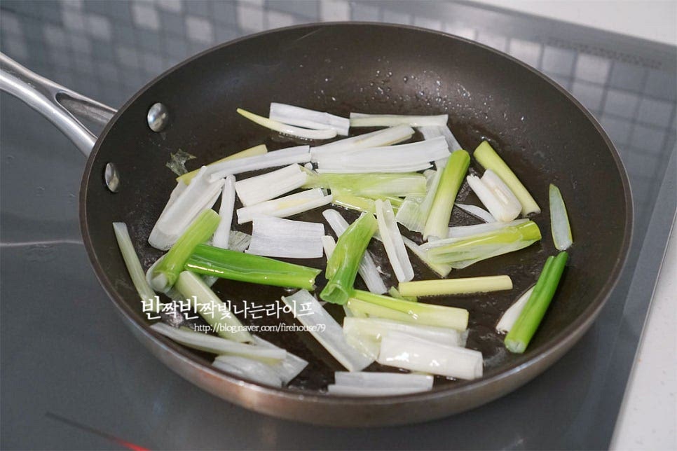 풍미를 더하는 파기름을 먼저 내어줍니다. 예열한 팬에 식용유 3 큰 술 넉넉히 두르고 대파 흰 부분 위주로 1/2대를 넣어 볶아줍니다. 삼겹살은 기름이 많이 나오기 때문에 식용유 양을 조절해 주세요. 대파가 나른하게 향이 올라오면 돼지고기를 넣고 볶습니다. 뭉치지 않게 풀어가며 볶아줍니다. 겉의 색이 어느 정도 변하고 익으면 황설탕 1½~2 큰 술을 넣습니다. 김치의 짠맛, 신맛에 따라 간은 조절해 주세요. 설탕이 녹으면서 눌어붙듯이 윤기가 나는데요. 노릇하게 튀기듯이 볶아주면 불향이 나면서 단맛이 깊어지고 부드럽게 맛볼 수 있습니다. 설탕이 노릇하게 볶아지면 김치를 넣어줍니다. 재료들과 어우러지도록 3~4분 정도 충분하게 볶아줍니다. 김치가 어느 정도 익으면 만들어둔 양념 소스를 부어줍니다. 물이 들어가 농도가 촉촉한데요. 수분을 날려가며 졸이듯이 볶아주면 부드러우면서 촉촉합니다. 물의 양은 볶으면서 조절해주세요. 자박하게 졸아들면 고춧가루 1 큰 술을 넣습니다. 빨간색이 먹음직스러우면서 매콤 칼칼한 풍미를 더합니다. 고춧가루가 풀어져서 볶아지면 남은 대파 1/2대, 양파, 고추를 넣어줍니다. 촉촉하게 양념이 어우러지면 참기름 1/2 큰 술을 넣고 마무리합니다.