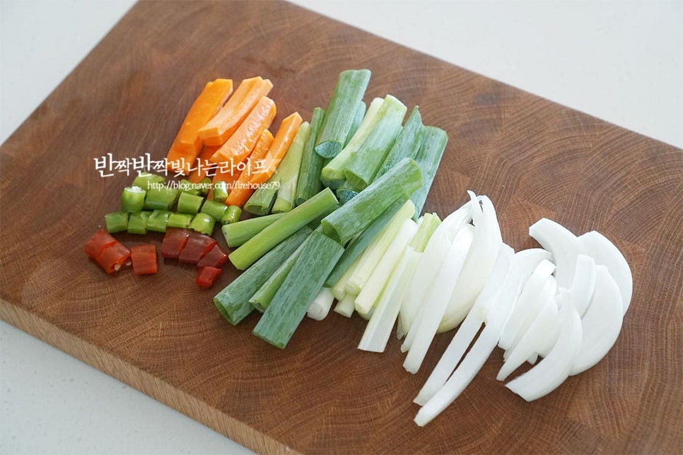 대파는 넉넉하게 들어가면 맛이 좋아요. 길게 반으로 잘라 5cm 정도 길이로 썰고 양파와 당근은 채를 썰어줍니다. 청양고추는 송송 썰어 준비하는데 매운맛에 따라 양을 조절해 주세요.
