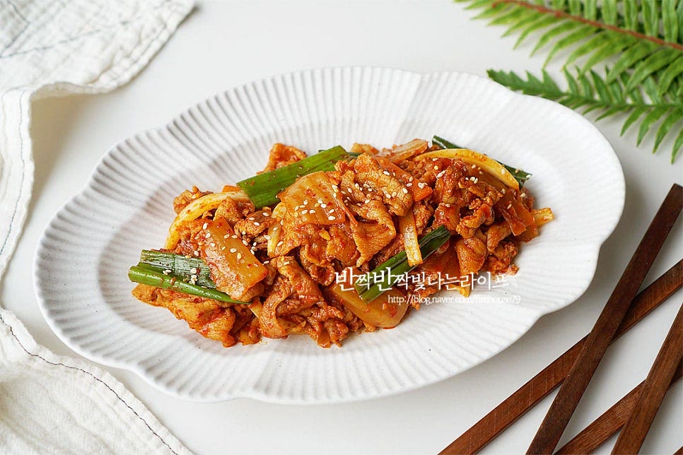 푸짐하게 담아 통깨를 뿌려주었습니다. 돼지고기 김치두루치기 레시피 완성했어요. 밥반찬으로 먹어도 맛있고 담백한 두부를 곁들이거나 술안주로 먹기도 좋죠. 김치가 들어가 느끼하지 않으면서 개운하고 더 구수하고 깊은 맛이 납니다. 돼지고기와 김치 재료가 어우러지면서 매콤 달짝지근한 감칠맛이 풍미를 더합니다. 파기름을 내어 설탕으로 단맛을 입힌 뒤 물을 넣어 졸이듯이 촉촉하게 볶아 만듭니다. 기본 레시피를 참고하여 맛있게 만들어 드세요. 끄읕 !