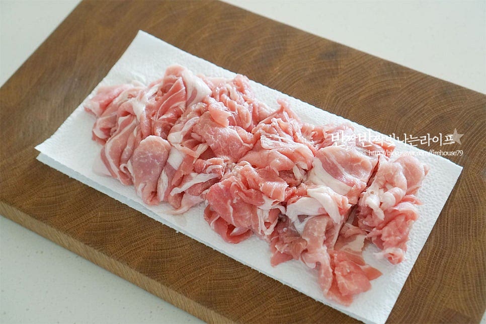 돼지고기 앞다리살을 350g 내외로 준비합니다. 고기 부위는 대패삼겹살이나 목살 등 입맛에 맞게 준비하고 얇게 썬 고기가 양념이 잘 어우러져 볶음 만들었을 때 조금 더 맛있게 맛을 낼 수 있습니다. 키친타월로 핏물을 제거한 뒤 크기에 따라 한입에 먹기 좋게 잘라주세요. 잘 익은 신김치를 1컵 정도 준비한 뒤 깔끔한 맛을 위해 김칫소를 덜어내고 한 입 크기로 잘라줍니다. 가위를 사용하면 간편하며 익은 김치로 만들어야 양념 재료와 깊은 맛이 어우러져 맛있어요.