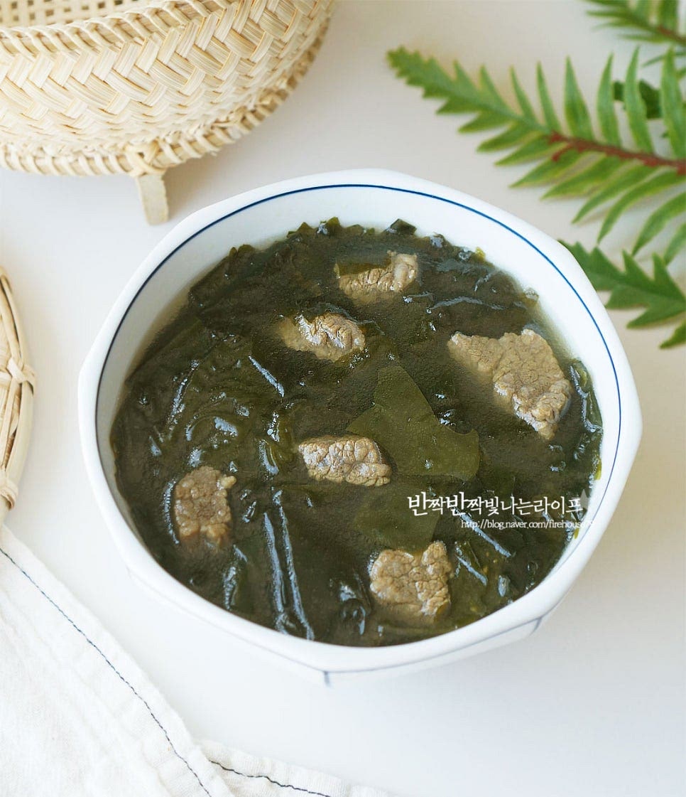 소고기미역국은 누구나 좋아하는 기본인 미역국으로 주재료인 미역과 소고기를 넣고 푹 끓이면 깊은 맛을 낼 수 있습니다. 끓일수록 더 맛있답니다. 국거리용 고기와 쌀뜨물을 붓고 끓이면 구수하고 깔끔하게 맛을 낼 수 있습니다. 재료에서부터 끓이는 과정이 어렵지않으니 레시피를 참고하면 맛있게 완성할 수 있습니다. 국물맛 진하게 미역국 맛있게 만들어드세요. 끄읕 !