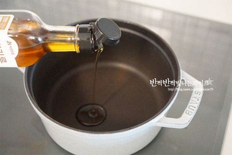 소고기미역국끓이는방법은 냄비에 재료를 볶는 것부터 시작입니다. 먼저 참기름 1 큰 술, 손질해둔 소고기를 넣고 전체적으로 참기름이 코팅될 수 있도록 버무린 뒤 불을 켜고 소고기를 달달 볶아줍니다. 고기 표면이 익으면서 핏기가 없어지면 국간장 1 큰 술을 넣어줍니다. 국간장으로 밑간을 해주면 간도 배고 끓일수록 감칠맛도 풍부해집니다. 아이가 마늘 들어간 것을 좋아하지 않아 생략했는데 다진 마늘을 넣는다면 이때 같이 넣어주세요. 국간장이 어우러지면 불린 미역을 넣고 2~3분 정도 달달 볶아 비린맛도 날리고 고소한 풍미를 더합니다. 재료에서 수분이 나와 적당하게 어우러집니다.