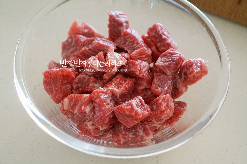 고깃덩어리째로 삶아서 육수를 우려 만들수도 있지만 오늘은 간편하게 한 입 크기로 썬 국거리용 소고기를 준비했습니다. 끓일수록 진한 양지 250g 정도를 준비했는데 담백한 사태나 목심, 갈빗살 등을 준비해도 됩니다. 깔끔하게 끓일 수 있도록 키친타월로 핏물을 제거해 줍니다.