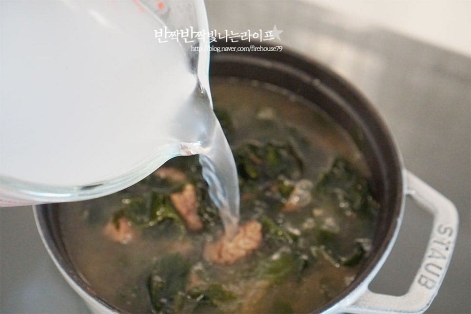 재료가 볶아지면 쌀뜨물 1.2L 정도 붓고 센 불로 올려 끓입니다. 건더기 양에 따라 조절해서 넣고 재료가 잠길 정도로 끓여주세요. 뚜껑을 연채로 센 불로 끓입니다. 끓어오르면 참치액 1 큰 술을 넣고 팔팔 끓여 비린 맛을 날려줍니다. 참치액 대신 액젓을 넣고 간을 해주셔도 됩니다. 국간장과 액젓으로 양념해 감칠맛을 더해줍니다. 끓어오르면 약불로 낮추어 재료가 부드러워지도록 푹 끓여줍니다. 끓일수록 깊은 맛이 진해집니다. 뚜껑을 덮고 20~30분 정도 이상 끓이면 미역이 보들보들해지고 고기가 야들야들 먹기 좋게 익었습니다. 부족한 간은 천일염(소금)으로 맞추어주세요.