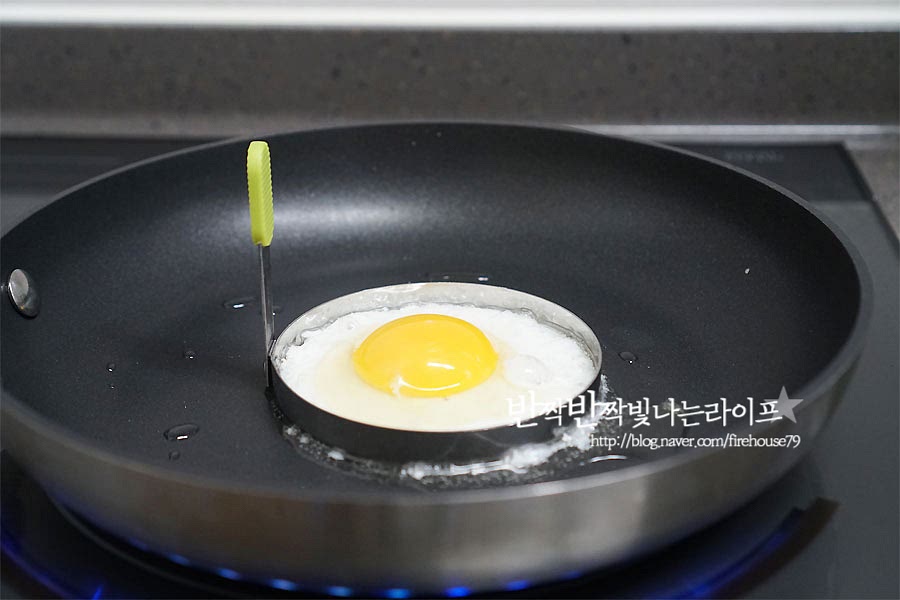 짜파게티 조합으로 빠질 수 없는 달걀도 구워줍니다. 고소하게 먹고 싶다면 반숙으로 반숙이 싫다면 완숙으로 구워요. 뜨거울 때 바로 그릇에 담고, 그 위에 슬라이스치즈를 올려줍니다. 계란프라이와 오이 고명까지 곁들여주면 보기에도 먹음직스럽고 같이 먹음 고소한 크리미함이 추가되어요. 맛있게 끓이는법 영상도 함께 해요 밖에서 사 먹는 자장면은 단무지랑 잘 어울리는데 이상하게 짜장라면은 빨간 양념 김치가 잘 어울리는 것 같아요. 사진에는 없지만 여기에 파김치나 무김치, 배추김치 곁들여 먹음 완전체가 된답니다. 맛있게 비벼서 호로록 먹는 맛이 있어요. 치즈는 호불호가 있을 수도 있지만 달걀은 꼭 곁들이세요. 빠질 수 없는 맛이에요. 짜계치 토핑 맛깔나게 올려서 간편식도 맛있게 즐겨보세요. 실패할 수 없는 맛에 또 실패할 수 없는 조합이 어우러진답니다. 아이부터 어른까지 누구나 좋아하는 짜장라면을 색다르게 즐기고 싶을 땐 계란과 치즈 올려보아요. 김치도 빠질 수 없고요^^ 끄읕 !