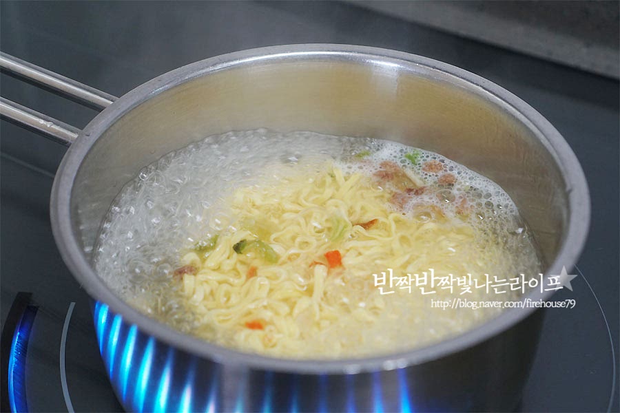 짜파게티 맛있게 끓이는법 기본 조리법대로 만들어줍니다. 물 500ml가 끓으면 면과 후레이크를 넣고 익혀주어요. 중간중간 면이 잘 익도록 저어가며 정해진 시간만큼 익혀줍니다. 면이 익으면 소스가 버무려질 정도로 물을 놔두고 버려주어요. 면에 소스가 진득하게 스며든 걸 좋아해서 봉지에 적힌 시간 보다 조금 덜 삶은 뒤 분말스프를 넣고 끓이면서 조려주어요.