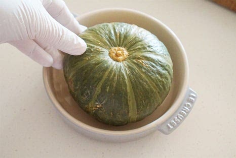 속재료를 넣기 전에 손질하기 편하도록 전자레인지에 넣고 1차로 익혀줍니다. 크기에 따라 2분 정도 돌려주면 단단한 재료를 손질하기 수월해집니다. 시간은 단단한 정도를 보고 조절해주세요. 겉면이 물기가 남아있는 상태로 뚜껑이나 비닐을 살짝 덮고 2분 돌려주었습니다.