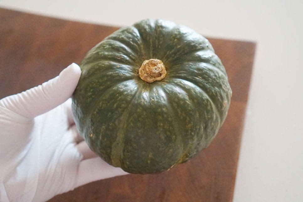 한 손에 쥐어지는 크기의 미니 단호박 1개를 준비했습니다. 계란 1개가 들어가는 크기로 1인분 요리 만들어 먹기 적당합니다. 껍질째 요리해 줄 것이기 때문에 베이킹소다 1 큰 술을 뿌려 사이사이 문질러줍니다. 물에 담가 다시 한번 깨끗하게 세척한 뒤 흐르는 물에 헹구어줍니다.