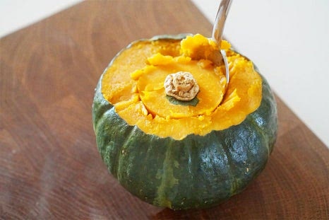 만져보면 반 정도 익은 상태로 한 김 식힌 뒤 꼭지가 있는 윗부분을 잘라내어준 뒤 가운데를 중심으로 동그랗게 칼집을 넣어주고 숟가락으로 안쪽 부분의 속과 씨를 파내어줍니다. 속을 제거한 다음 계란과 치즈와 같은 재료로 채워줍니다. 먼저 체다 슬라이스치즈 1/2장 분량을 넣고 준비한 모짜렐라치즈 1/3 정도를 넣어줍니다. 크기에 따라 치즈 양은 조금 차이가 날 수 있습니다. 그 위로 달걀 1개를 깨뜨려 넣고 소금 1꼬집, 후추 약간을 뿌려줍니다. 단호박 전자레인지 익힐 때 계란이 튀거나 터지지 않게 포크나 젓가락으로 노른자를 콕콕 찔러줍니다. 다시 그 위로 모짜렐라치즈를 올려줍니다.