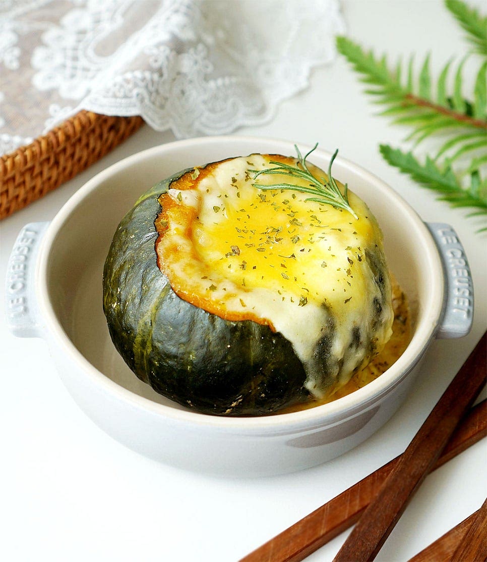 치즈를 듬뿍 올려 만들었더니 속까지 가득 쭉 늘어나는 맛이 좋아요. 달콤 고소한 맛이라 혼자 식사대용으로 먹기도 하고 아이도 좋아해서 간식으로 즐겨 만들어먹곤하는데 가족 모두 치즈가 듬뿍 들어간 맛을 좋아한답니다. 먹기좋게 칼집을 넣어 펼쳐 담으면 하나씩 떼어내서 집어먹기 좋아요. 제철 식재료인 미니 단호박의 파근하고 부드러운 달콤함 사이로 담백 고소한 맛이 푸짐합니다. 기본 재료들만으로도 맛이 좋으면 취향껏 부재료를 더해도 좋고요. 큰 것 보다는 미니 사이즈라 익히는 시간도 짧고 간단하게 요리해 먹기도 좋습니다. 제철일 때 맛있게 만들어드세요. 끄읕 !