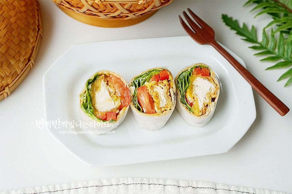 완성된 통밀 또띠아 샌드위치를 맛있게 담아줍니다. 속재료가 보이도록 잘라서 담으니 더 맛있어 보이죠. 담백함에 바삭하고 아삭한 식감과 산뜻한 감칠맛이 어우러진 샌드위치로 간단한 또띠아요리로 즐기기 좋습니다. 간단하고 맛있는 샌드위치 레시피로 든든하게 만들어드세요. 끄읕 !