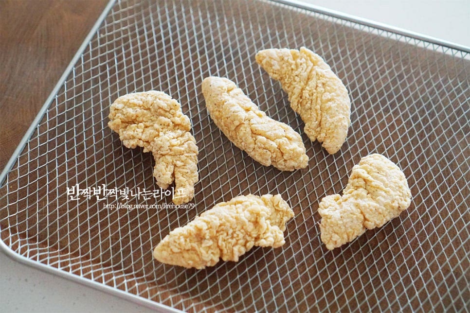 매콤한 시즈닝이 되어있는 치킨텐더는 에어프라이어로 바삭하게 구워줍니다. 기름을 두른 팬에 튀겨주셔도 좋으며 담백하게 먹고 싶다면 닭가슴살을 넣어도 됩니다. 에어프라이어 180도 15분 조리해 주었습니다.