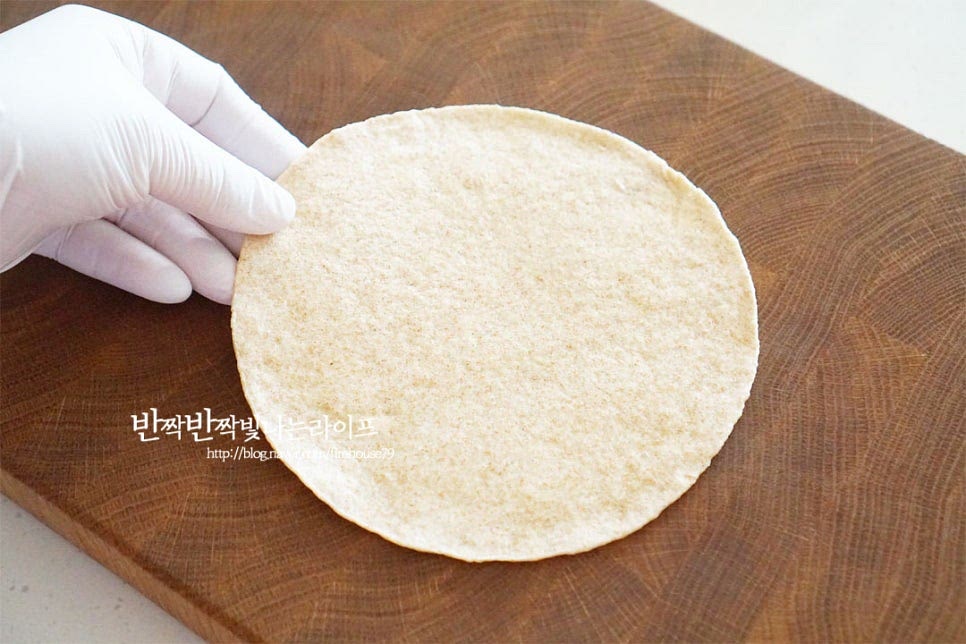 담백한 통밀 또띠아를 준비했습니다. 돌돌 말아서 샌드위치 랩을 만들면 간단하게 활용하기 좋습니다. 마른 팬에 가볍게 구워주세요. 간편하게 전자레인지로 20초 정도 데워주셔도 좋습니다.