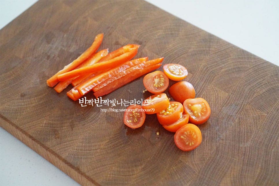 파프리카는 심지를 제거하고 채 썰어주고 방울토마토는 크기에 따라 2~3등분 해줍니다. 아삭한 식감이 있는 로메인은 심지를 자르고 흐르는 물에 세척해 물기를 제거해 줍니다. 양상추나 상추, 양배추로 대체 가능합니다.