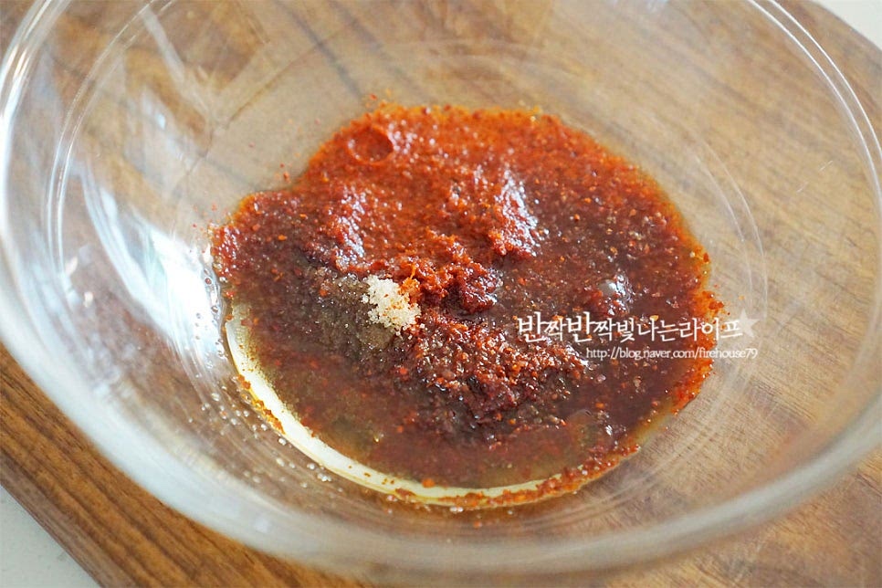 양념은 겉절이처럼 새콤달콤하게 만들어 주시면 됩니다. 고춧가루 1½ 큰 술, 간장 1⅓ 큰 술 매실액 1 큰 술, 식초 1 큰 술 황설탕 1/3 큰 술, 참기름 1 큰 술 을 넣고 잘 섞어줍니다. 재료를 버무린 뒤 간을 보고 단맛과 새콤한 맛을 가감하여 주세요. 씻어놓은 돌나물을 넣고 무침 해요. 조리도구로 살살 무쳐주었어요. 손으로 너무 세게 버무리면 재료가 으깨어질 수 있고 그럼 풋내가 날 수도 있어요. 살살~ 어우러지도록 버무려주는 게 포인트입니다. 통깨를 넣어 마무리해요. 매콤 새콤달콤함이 어우러져 보기만 해도 절로 군침이 돌아요. 여기에 간단한 나물이나 달걀 프라이 곁들여 밥을 넣고 슥슥 비벼 먹어도 맛있고 겉절이처럼 고기와 먹어도 맛나요. 특유의 식감이 어디에나 잘 어울린답니다~ 영상도 같이 담았어요. 먹기 좋게 손질한 뒤 양념에 버무려 주기만 하면 되니 초간단 반찬 뚝딱 완성이에요. 나물반찬 돌나물 무침 맛있게 만들어 드세요^^ 끄읕 !