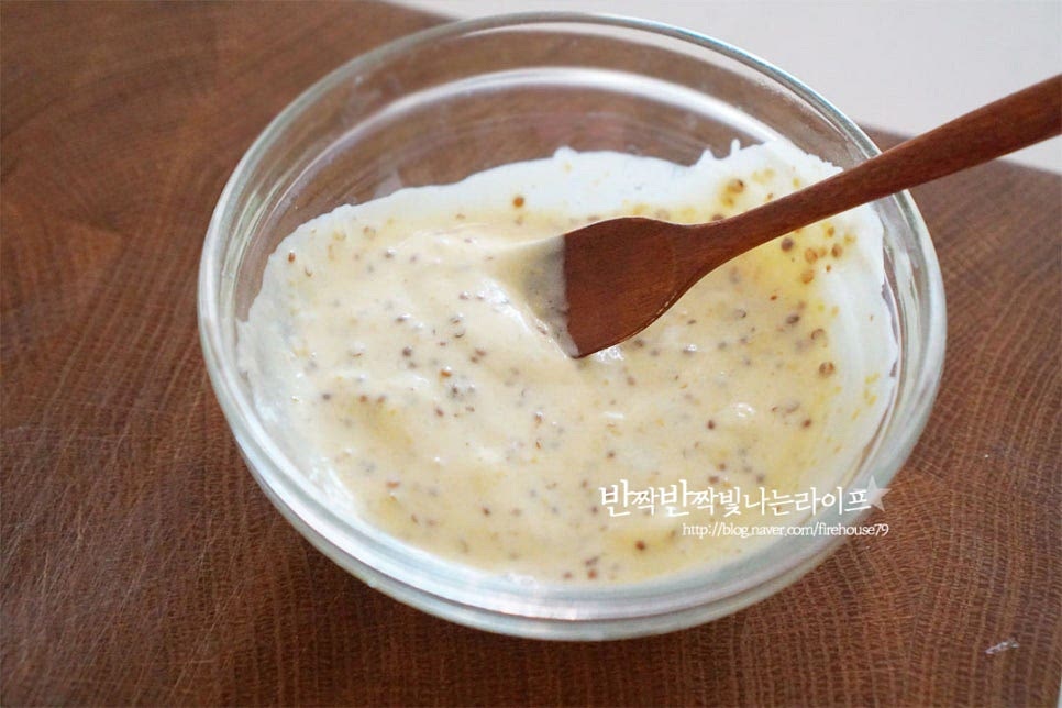 허니머스타드 1 큰 술, 마요네즈 1/2 큰 술 알룰로스 약간 넣고 잘 섞어줍니다. 입맛에 따라 매콤하게 먹고 싶다면 마요네즈와 스리라차 소스를 곁들여도 됩니다.