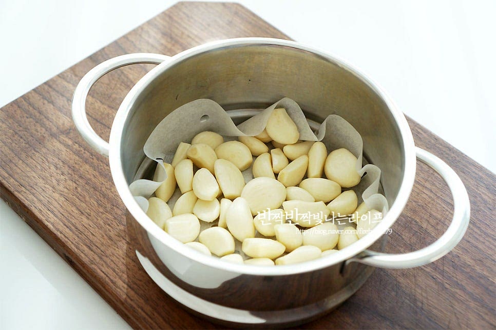 찜기에 넓게 펼쳐 담아줍니다. 마늘꿀절임 만드는 가장 기본적인 방법으로 찜기를 활용하여 만들 것인데요. 오븐이나 에어프라이어를 활용하여 구워서 만들어도 되어요. 물이 끓어오르면 찜기를 올려 10분 쪄줍니다. 10분 후 5분 정도 뜸을 들여줍니다. 찐마늘은 넓게 펼쳐주어 식혀줍니다. 그리고 소독한 유리병에 담아줍니다. 꿀을 재료가 잠길 정도로 넣어요. 대략 비슷한 양으로 담기더라고요. 특유의 향과 달달함이 어우러져 풍미가 좋게 느껴져요. 허니갈릭이 따로 없죠. 뚜껑을 닫고 냉장고에 넣어 2주 정도 숙성해 준 뒤 꺼내어 드시면 된답니다. 숙성되면서 재료의 맛이 어우러지고 쫀득한 젤리 같은 식감이 되어요. 꿀마늘 만드는법 중에 갈아서 만들기도 하는데 그럼 숙성기간이 조금 더 줄어듭니다~ 숙성되면 지금보다 색감이 더 짙어지고, 식감도 쫀득해진답니다. 그럼 먹기도 더 좋고요^^ 마늘요리 영상을 같이 보시면 조금 더 쉽게 만들어 드실 수 있어요. 마늘꿀절임 만드는법 찜기에 쪄서 만들면 맵지 않고 달콤한 젤리처럼 챙겨 먹기 좋답니다. 매운맛을 잡아주어 맛있게 챙겨드세요^^ 끄읕 !