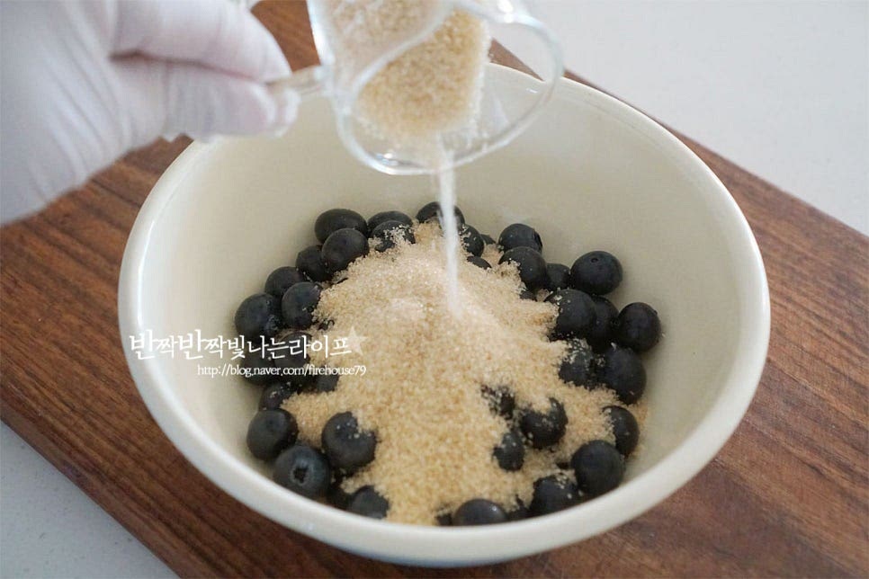 물기가 없는 과육에 설탕 70g을 부어줍니다. 달지 않게 드시려면 양을 가감해 주시면 되는데요. 잼이나 청이 1:1 비율로 만드는 것에 비해 부담 없이 과일의 풍미와 과육의 식감을 살려 만들어 드시기에 좋습니다. 가볍게 버무려준 뒤 불 위에 올려 끓여줍니다. 냉동 과육과 달리 생과는 입자가 녹는데 시간이 오래 걸려 바로 불 위에 올려 끓여주었습니다. 먼저 중약 불로 천천히 끓여줍니다. 서서히 설탕 입자가 녹으면서 과즙과 어우러지기 시작합니다. 점점 과즙이 풍부해지면서 향이 진해집니다. 바글바글 끓어오르면 중약 불로 10분 정도 끓여줍니다. 설탕이 모두 녹고 끓으면 레몬즙 2 큰 술 넣어줍니다. 생과즙을 넣어주시면 풍미가 더 좋습니다만 시판용 레몬즙도 좋아요. 레몬이 들어가면 향도 풍부해지고 보관 기간도 조금 더 길어집니다. 한소끔 끓이면 묽은 듯이 점성이 생겨 진해지는데요. 너무 오래 끓이면 오히려 굳을 수 있어 묽으면서도 걸쭉한 상태면 됩니다. 뜨거울 때는 묽은 느낌이 들지만 식으면서 걸쭉해진답니다. 기호에 따라 뜨겁게 드셔도 되지만 차가운 음료를 만들기 위해 식혀주었어요.