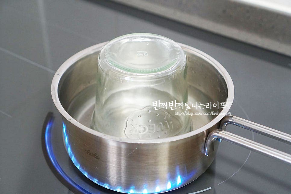 냉장고에 보관해두고 먹을 것이라 먼저 유리병은 열탕소독하여 준 뒤 한 김 식혀 수분을 건조해 줍니다. 껍질을 벗긴 뒤 꼭지 부분을 먹기 좋게 깔끔하게 잘라내어 손질해 주어요. 흐르는 물에 씻어준 뒤 체에 밭쳐 물기를 털어줍니다.