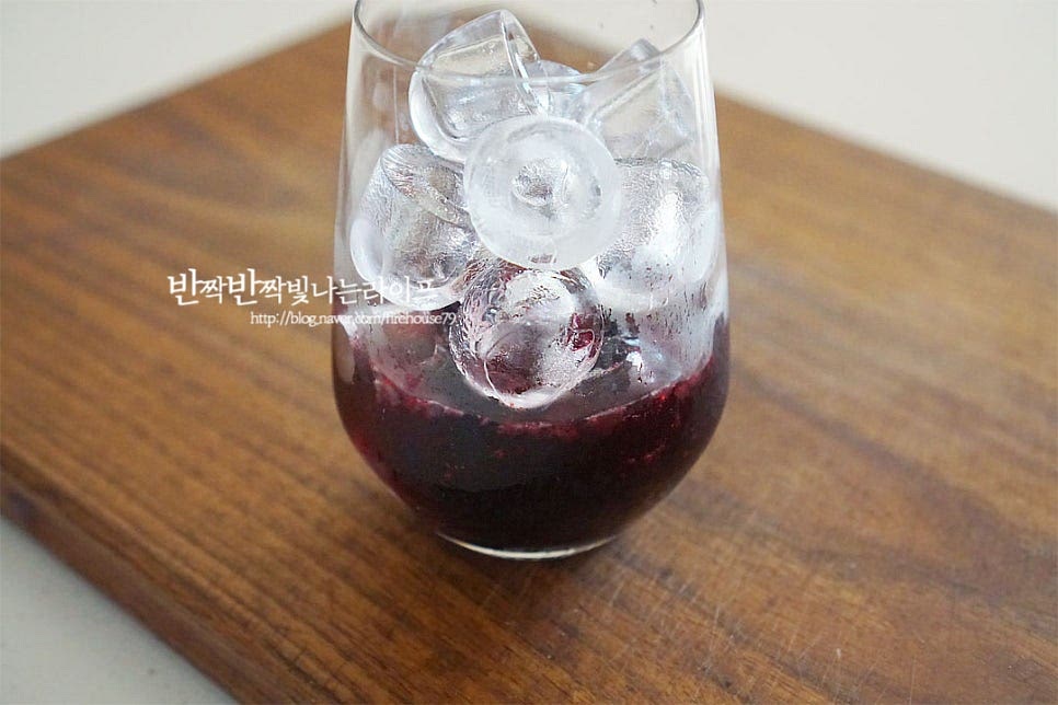 얼음 잔에 식은 블루베리콩포트를 3~4 큰 술 넣어줍니다. 진하기 정도는 취향껏 조절해 주세요. 그리고 탄산수를 부어주면 완성입니다. 레몬 조각이나 허브를 곁들이면 색감이 정말 예쁜 블루베리에이드 완성입니다. 빵이나 요거트에 곁들여 먹기도 좋지만 시원한 음료로 만들어 드셔도 잘 어울린답니다. 영상도 같이 담았어요. 달콤한 블루베리 과육이 그대로 담겨 풍미도 진하고 식감도 좋아요. 오래 끓이지 않아도 되어 간단한 레시피로 만들어 드시기 좋답니다. 블루베리콩포트 만들기 당도를 조절하여 맛있게 만들어 시원한 음료까지 즐기기 좋아요^^ 끄읕 !
