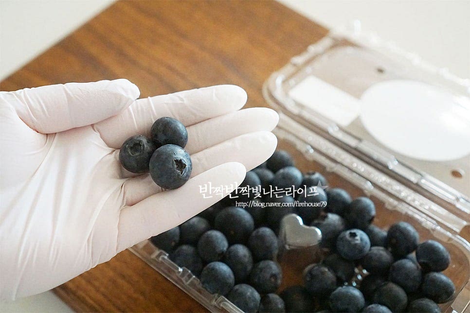 콩포트 같은 경우 잼이나 청과 달리 설탕량이 적은 편입니다. 그만큼 저장 기간이 짧은 편이라 먹을 만큼 만들어 드시는 게 좋아요. 생과 200g 준비했어요. 요즘 제철이라 생과로 만들면 향과 풍미가 깊고 맛있습니다. 먼저 큰 볼에 물을 붓고 식초 1/2 큰 술 희석해 줍니다. 식초물에 담가 세척해 줍니다. 살살 흔들어 씻어준 뒤 다시 흐르는 물에 헹구어 물기를 꼼꼼하게 제거해 줍니다.