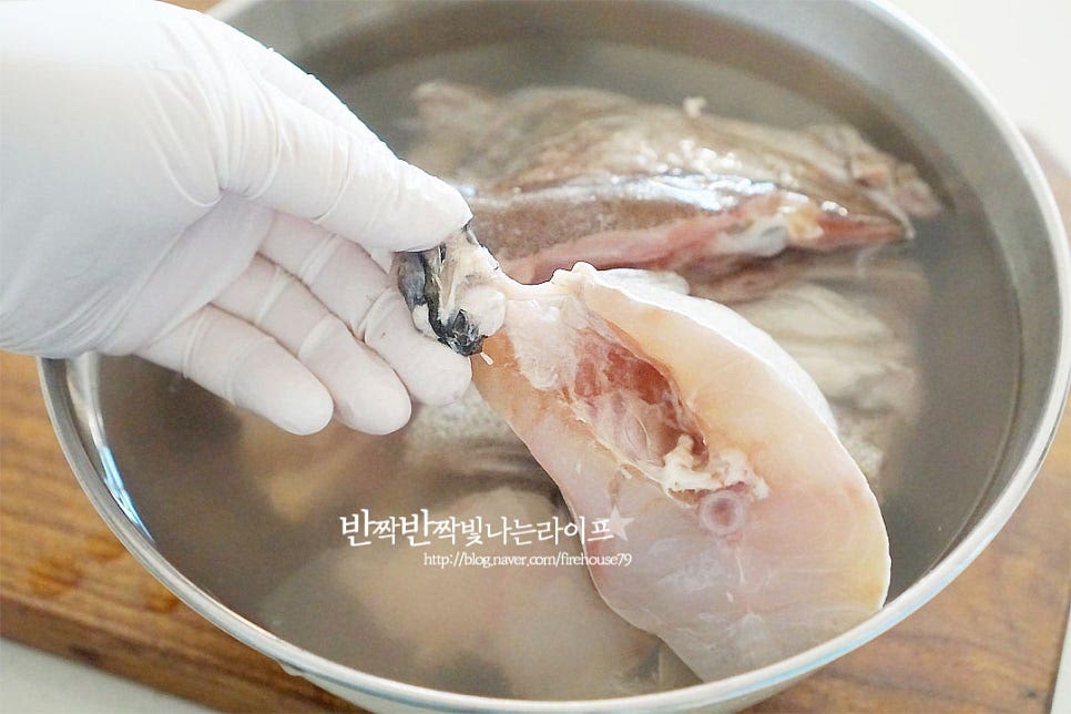 대구가 잠길 정도로 물을 붓고 소금 1 큰 술 정도 녹여줍니다. 그리고 생선살을 넣고 씻어주어요. 중간중간 검은 막은 제거해주고요. 먹기 좋도록 지느러미도 깔끔하게 제거해 주었어요. 흐르는 물에 가볍게 헹군 뒤 체에 밭쳐 물기를 털어줍니다. 시원한 맛을 내는 재료로 무, 대파, 콩나물이 들어가면 좋은데요. 무는 나박 썰기로 큼직하게, 대파도 같이 큼직하게 썰고 고추는 송송 썰어주어요. 칼칼함 더해주는 고추는 기호에 따라 가감해 줍니다. 콩나물은 흔들어 씻어 물기를 털어줍니다. 지리탕은 깔끔하고 시원한 맛이 매력이라 콩나물이 같이 들어가면 좋아요. 곁들일 팽이버섯은 밑동을 제거하고, 쑥갓과 미나리도 먹기 좋게 잘라주었어요. 향긋함을 더해주는 재료로 미나리를 같이 넣으시면 잘 어우러진답니다.