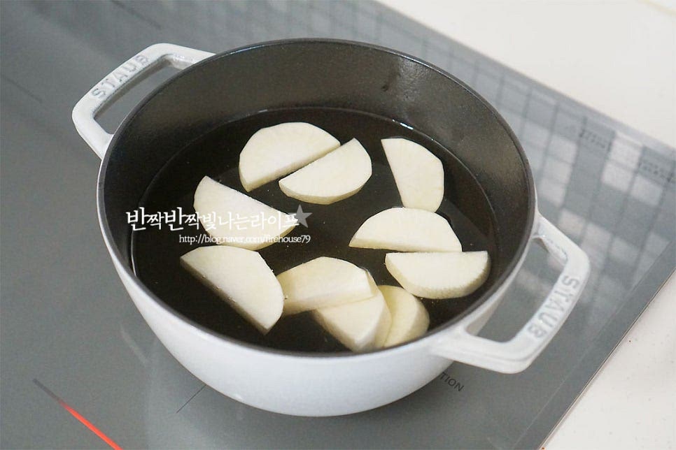 멸치 다시마 육수를 맑게 우린 뒤 무를 먼저 넣고 끓여줍니다. 맑은 국물이라 진하게 우릴 필요 없이 다시 팩을 넣고 깔끔하게 우려주시면 간편합니다~ 바글바글 끓어오르면 참치액 1 큰 술, 새우젓 1/2 큰 술 넣어줍니다. 새우젓은 새우만 건져 넣어주었어요. 액젓으로 간을 하면 깔끔한데요. 기호에 다라 국간장 넣으셔도 됩니다. 무가 1/2 이상 익으면 손질해둔 생선을 넣어줍니다. 머리와 곤이까지 같이 넣어주었어요. 비린 맛을 잡아주기 위해 다진 마늘 1 큰 술, 생강술(청주) 1 큰 술 같이 넣고 끓여줍니다. 바글바글 끓여 살이 익으면 콩나물을 넣어줍니다. 콩나물은 오래 익히지 않아도 되어 거의 마지막에 넣어줍니다. 콩나물이 먹기 좋게 익으면 대파와 고추, 팽이버섯을 넣어 마무리해요. 미나리와 쑥갓은 열기로 금방 익어서 가장 마지막에 넣어주시면 향이 더 좋아요~ 부족한 간은 소금이나 새우젓으로 입맛에 맞게 조절해 주세요. 칼칼함을 더해주고 싶어 청양고추 송송 썰어 넣었더니 깔끔하면서도 시원 칼칼한 맛이 좋아요. 빨간 국물도 매력적이지만 시원한 감칠맛 살려 만드는 것도 좋아요. 영상도 같이 담았어요. 속까지 시원해지는 감칠맛 재료의 맛을 살려 깔끔한 스타일로 곁들여 보세요~ 추운 날 국물이 최고랍니다. 대구탕끓이는법 맛있게 만들어 드세요^^ 끄읕 !