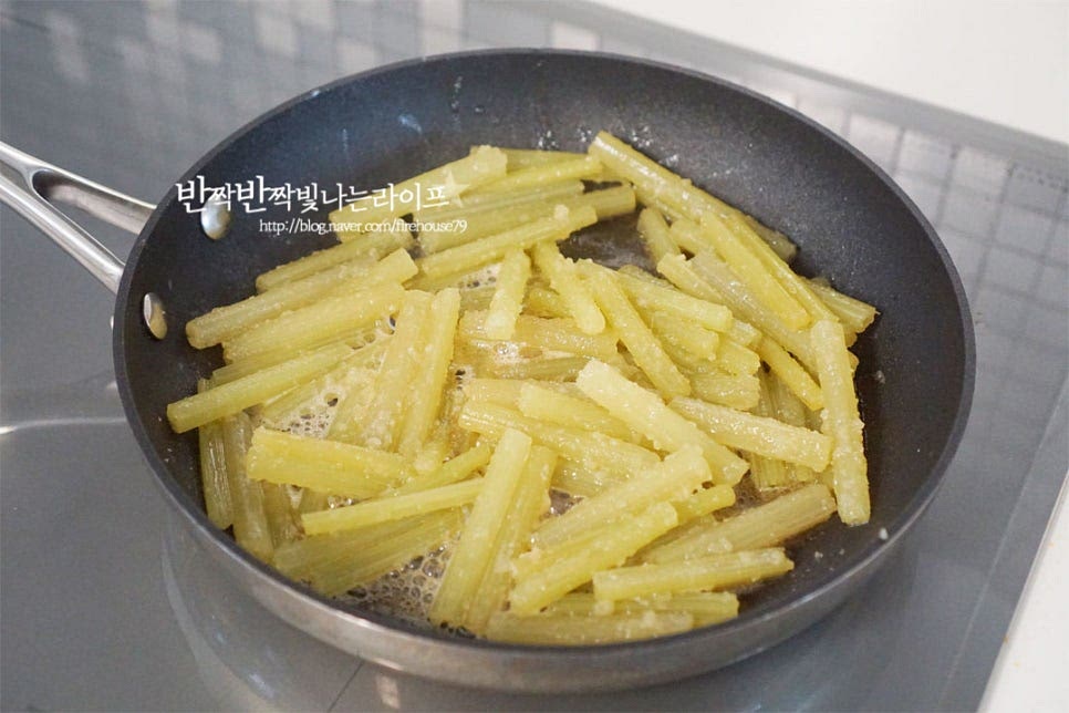 양념한 뒤 불 위에 올려 볶아줍니다. 간이 밸 수 있도록 3~4분 정도 볶다가 멸치 다시마 육수 60ml를 붓고 촉촉하게 볶아줍니다. 육수 대신 물을 넣어도 좋으며 양이나 팬의 화력에 따라 양을 조절해 주세요. 육수와 어우러지도록 볶다가 수분이 어느 정도 날아가면 들깨가루 2~3 큰 술을 넣어줍니다. 구수한 풍미를 더해주면서 영양 흡수를 도와주는 들깨가루는 머위대로 잘 어울린답니다. 부족한 간은 소금으로 맞추고 들깨가루가 어우러지면 쪽파와 고추를 넣고 가볍게 볶아 마무리해요.