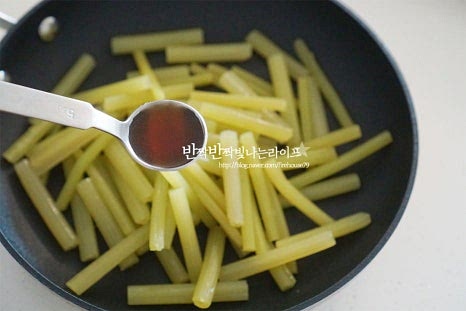 감칠맛을 더할 수 있도록 양념을 해줍니다. 소금으로 깔끔하게 간을 해도 되지만 들깨가루를 넣고 구수하게 볶음 할 것이라 국간장과 액젓을 섞어서 맛을 더했습니다. 국간장 1 작은 술, 참치액 1 작은 술 들기름 1 큰 술, 간 마늘 1/2 큰 술을 넣어줍니다. 간이 어우러지도록 버무려줍니다.