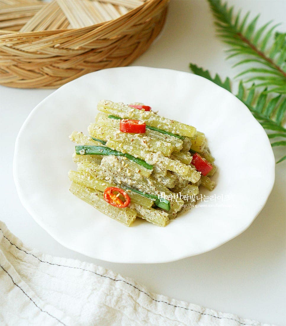 부드럽고 아삭하게 볶아서 먹으면 먹을수록 구수한 맛이 제철 밥반찬으로 딱 맛있어요. 들깨가루가 들어가 깊은 풍미를 맛볼 수 있답니다. 영상도 같이 담았어요. 머위나물은 제철이라 더 맛이 좋은데요. 간단하게 요리할 수 있으며 맛과 식감이 구수하여 나물 반찬 만들어 밥 위에 올려먹음 맛나요. 머위대볶음 맛있게 요리해드세요. 끄읕 !